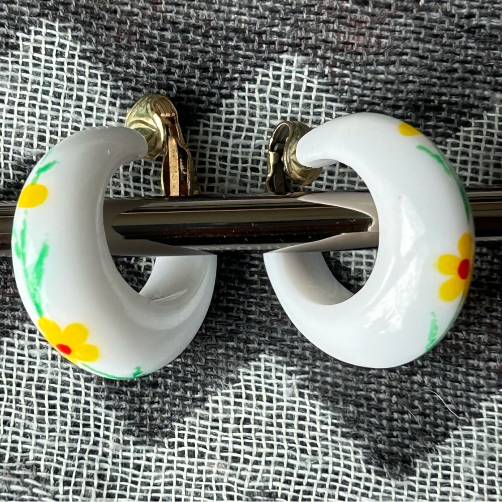 🔸FINAL PRICE🔸 Vintage Acrylic Floral Painted Clip On Hoop Earrings Cottagecore - Picture 4 of 9